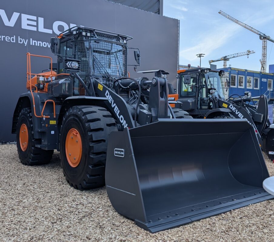 Der Radlader DL 320-7 von Develon, ausgerüstet mit dem neuen Abfall- und Recycling-Kit. (Foto: pd)