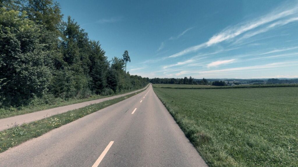Die Alte Winterthurerstrasse zwischen Wallisellen und Bassersdorf ist ausgemagert und weist verschiedene Risse und Spurrinnen auf. (Foto: Baudirektion Kanton Zürich)