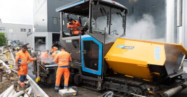 Ammann verspricht derzeit 800 Tonnen Einbauleistung pro Batterieladung, abhängig von Einsatzgebiet und Art des Einsatzes. (Foto: Kibag)