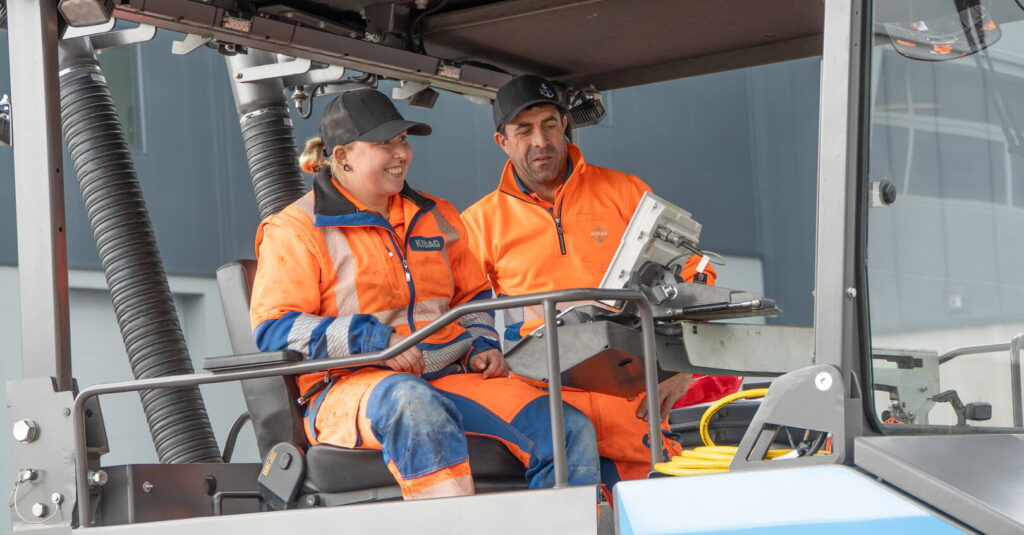 Maschinistin Jolanda Koller (l.) brauchte nur kurze Zeit, um sich an den neuen elektrischen Fertiger zu gewöhnen. (Foto: Kibag)