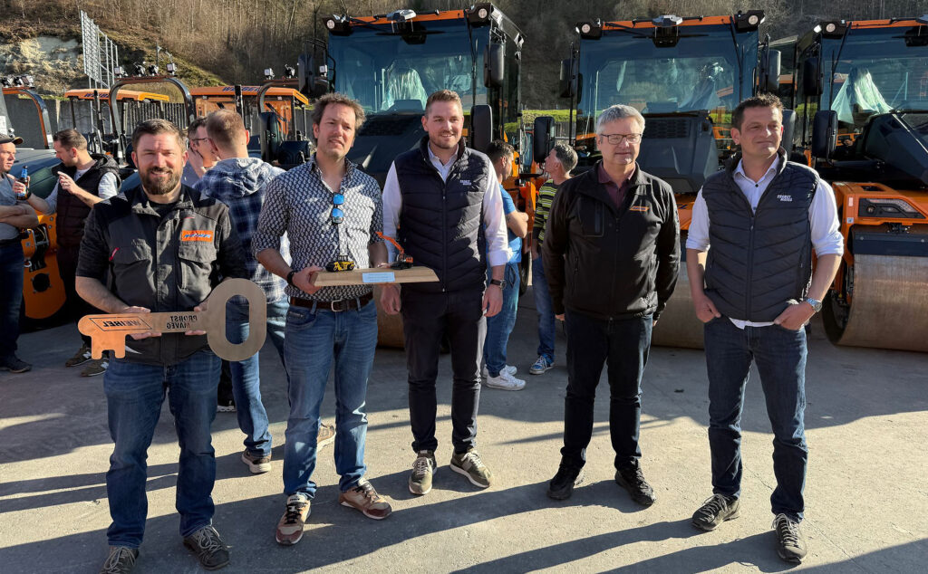 Feierliche Übergabe der Maschinen Anfang April 2025 in Flamatt (FR) mit Vertreten von Weibel AG und Probst Maveg AG.