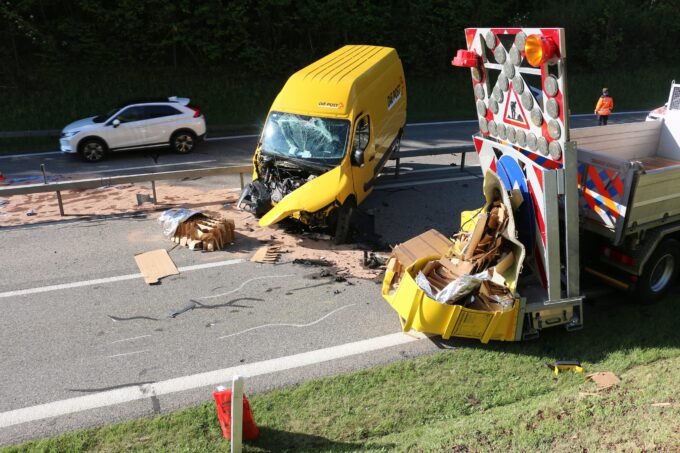 Der Aufpralldämpfer wurde bei diesem Unfall auf der Forchautobahn A52 im Mai 2022 stark beschädigt, aber niemand wurde verletzt. Quelle: Kantonspolizei Zürich. (Foto: Kantonspolizei Zürich)
