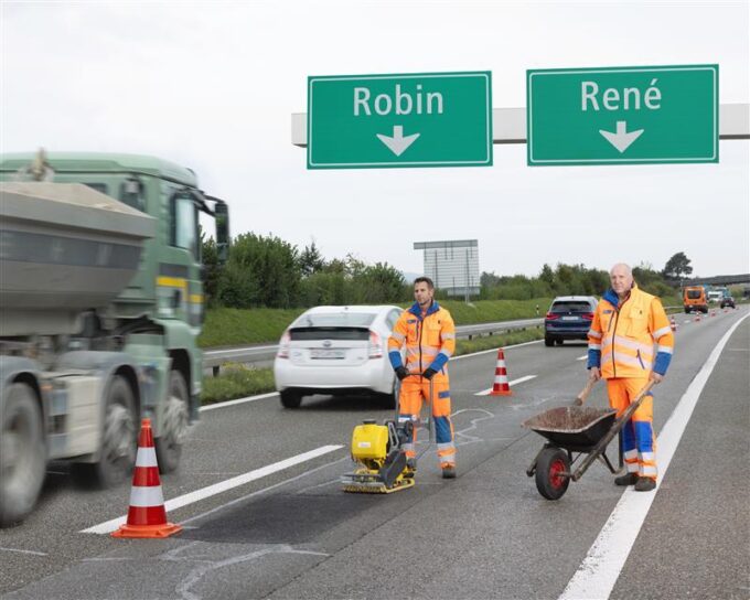 René und Robin arbeiten im Alltag auf Strassenbaustellen oder im Strassenunterhalt. Für die Kampagne standen sie als Models vor der Kamera. (Foto: Baudirektion Kanton Zürich)