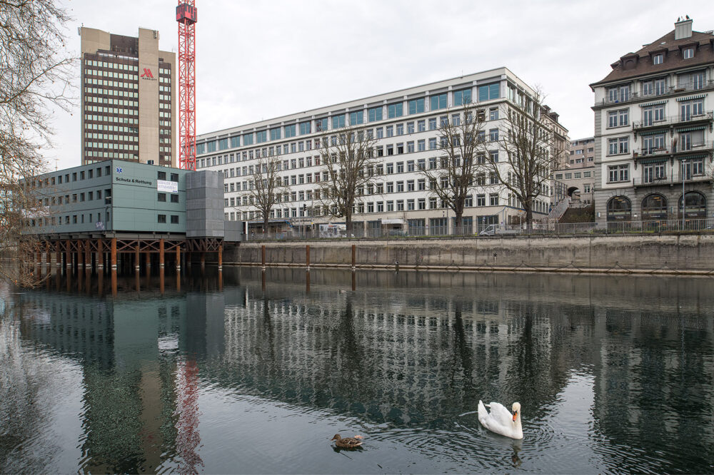 Das Amtshaus Walche mit Provisorium auf der Limmat. (Foto: Juliet Haller/Stadt Zürich)