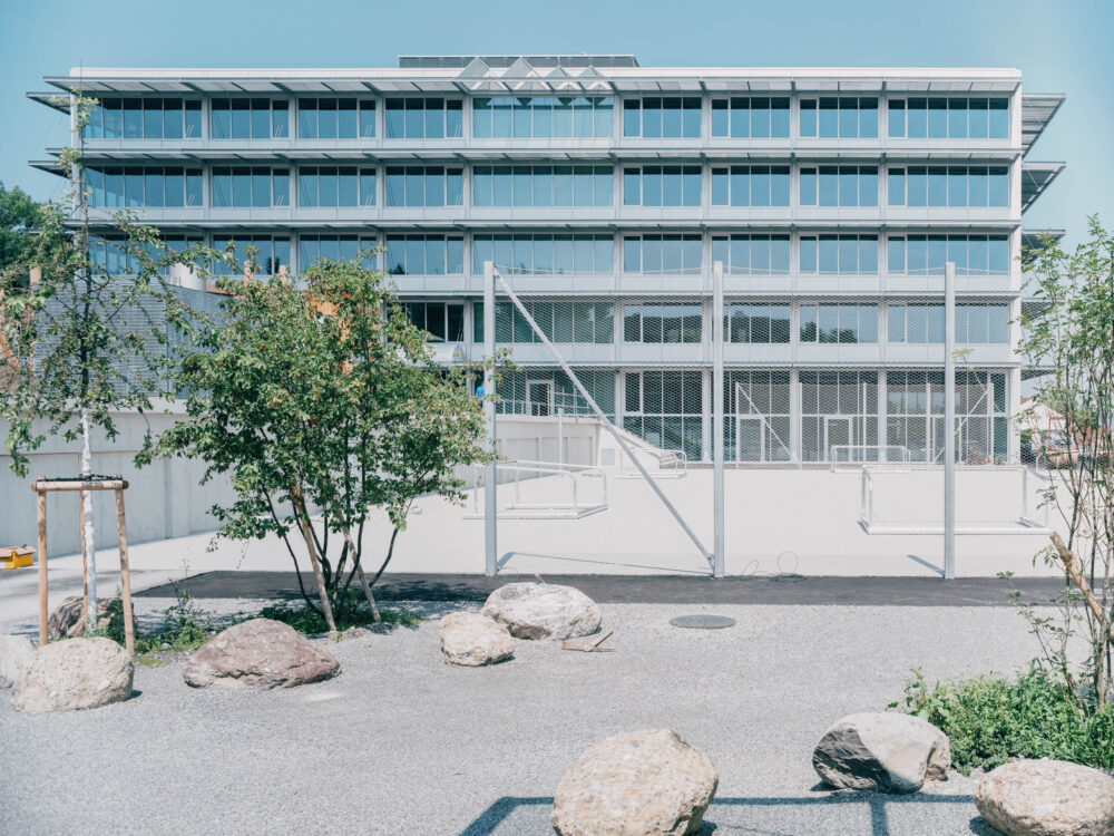 Blick vom Pausenplatz auf das Schulhaus Borrweg. (Foto: Stadt Zürich)