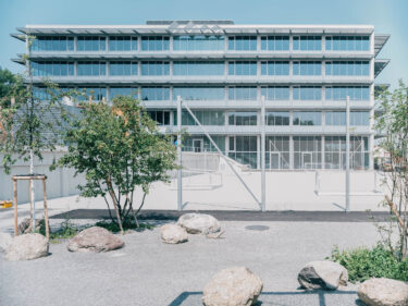 Blick vom Pausenplatz auf das Schulhaus Borrweg. (Foto: Stadt Zürich)
