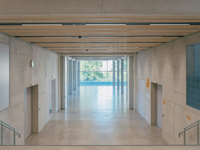 Blick in den Eingangsbereich und die Mensa. (Foto: Stadt Zürich)