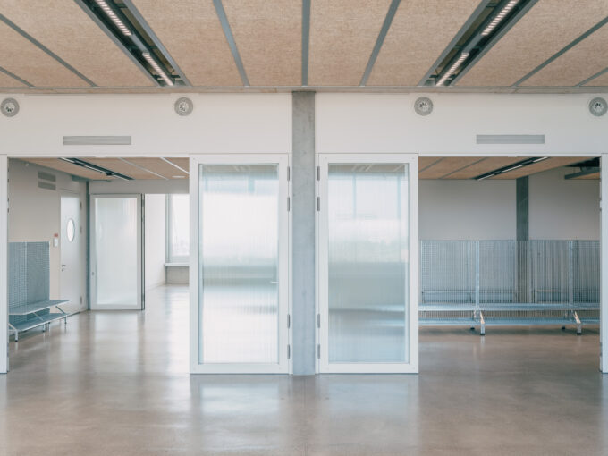 Blick in ein Klassencluster mit Garderobe. (Foto: Stadt Zürich)