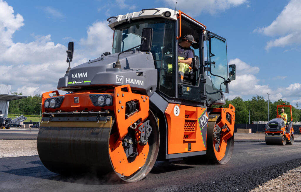 Die Tandemwalze HX 70e VV-S im Einsatz. (Foto: pd)