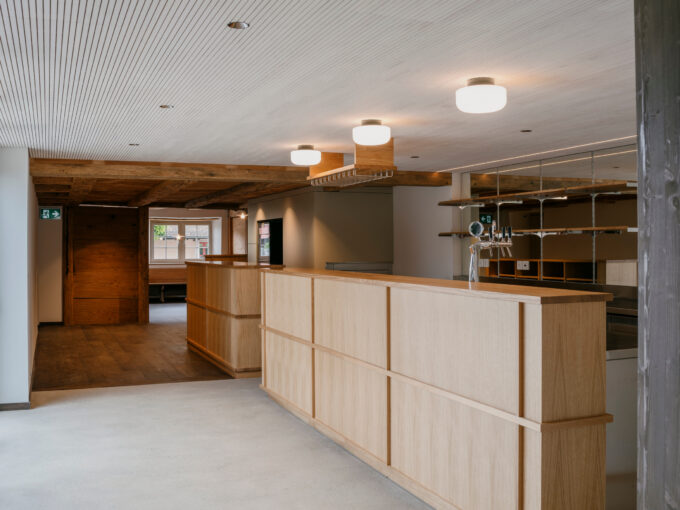 Das neue Entree sowie die Buffetanlage verbinden die Gastroküche mit dem Haupthaus. (Foto: Till Forrer)