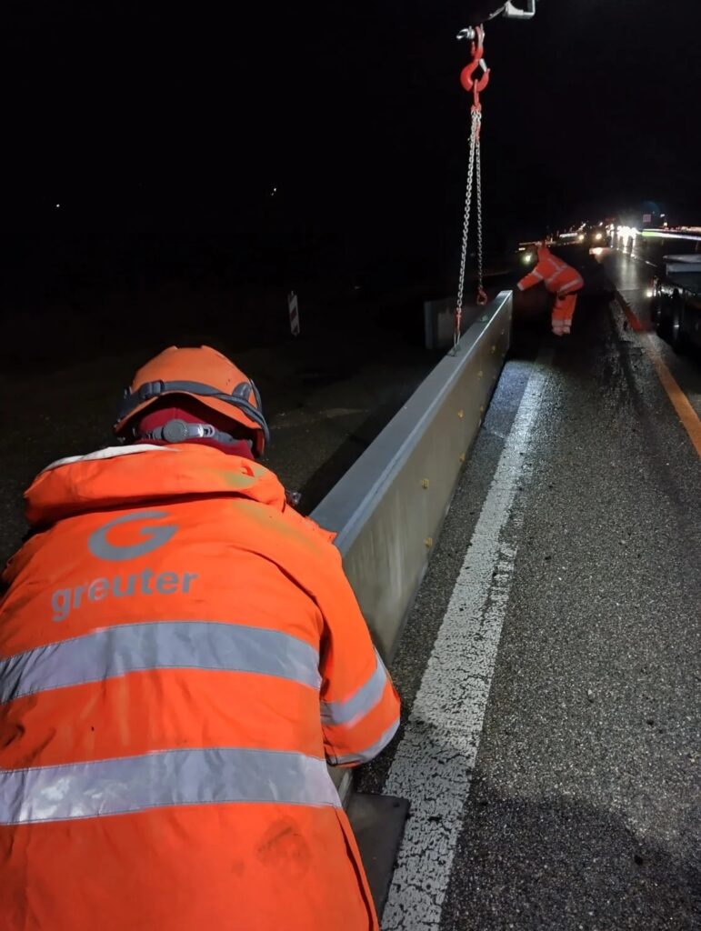 Wenn sich im Winter noch Schnee entlang der Betonelemente festsetzt, könnte es kritisch werden. Sie werden deshalb auf den Pannenstreifen versetzt. (Foto: Astra)