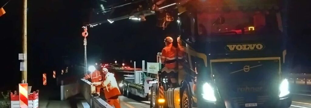 In mehreren Nachteinsätzen werden die Betonelemente mit Spezialgerät auf den Pannenstreifen versetzt. (Foto: Astra)