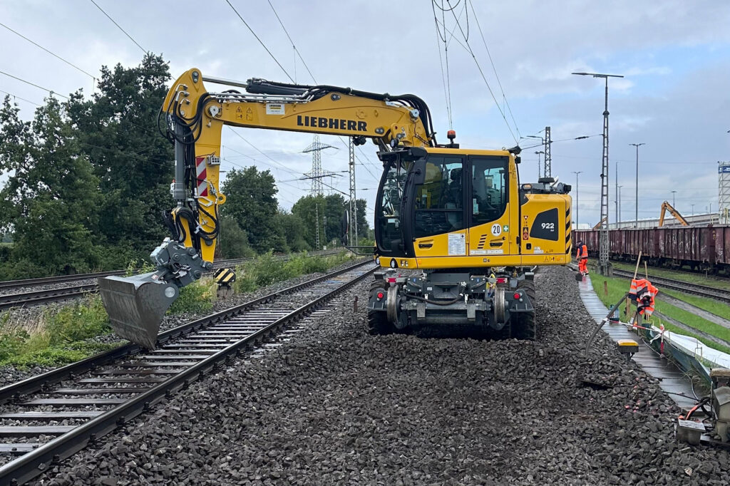 Für die Erd- und Gleisbauarbeiten kam ein Zweiwegebagger A 922 Rail zum Einsatz. (Foto: pd)