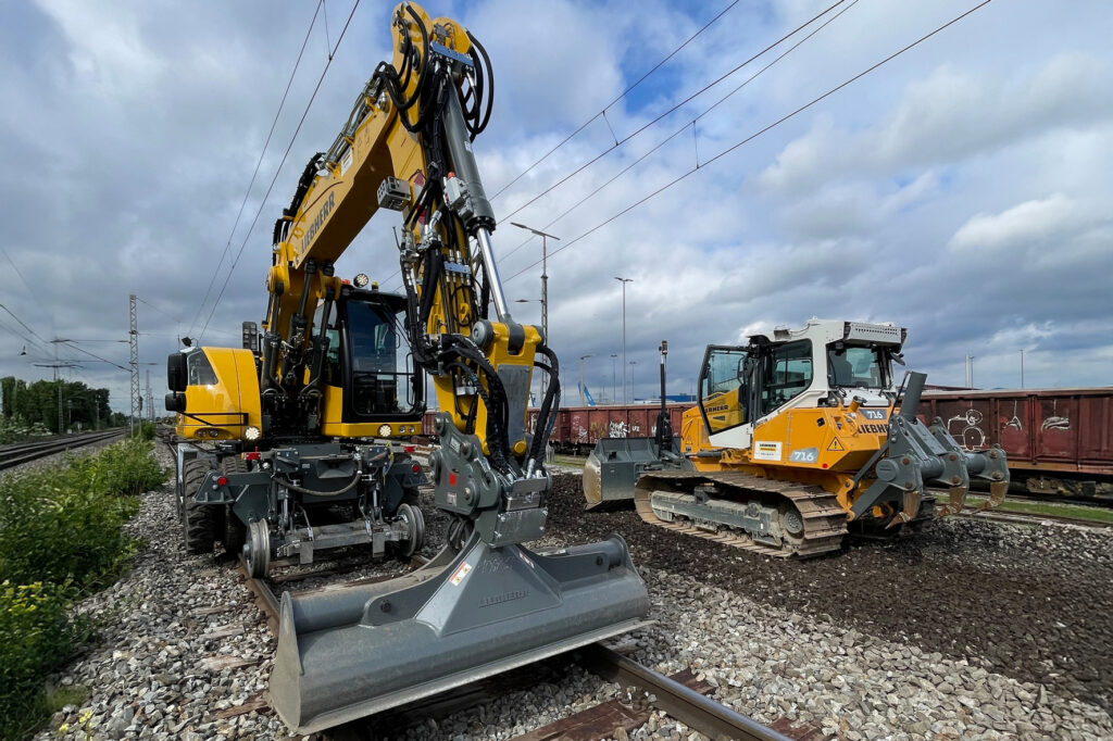 Der Zweiwegebagger unterstützte beim Auflegen der Betonschwellen und bei der Montage des Gestänges auf dem neu hergestellten Untergrund. Die Planierraupe PR 716 mit Leica 2D-Steuerung fertigte die Verlegeplanie. (Foto: pd)