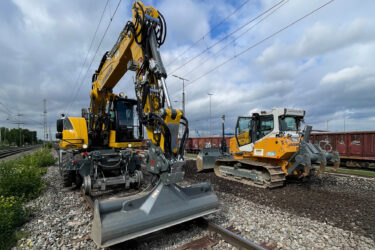 Der Zweiwegebagger unterstützte beim Auflegen der Betonschwellen und bei der Montage des Gestänges auf dem neu hergestellten Untergrund. Die Planierraupe PR 716 mit Leica 2D-Steuerung fertigte die Verlegeplanie. (Foto: pd)