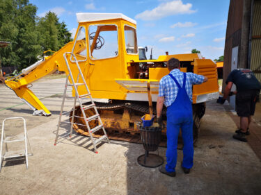Das Restaurieren des Raupenbaggers aus dem Jahr 1968 war ein echtes Familienprojekt. (Foto: pd)