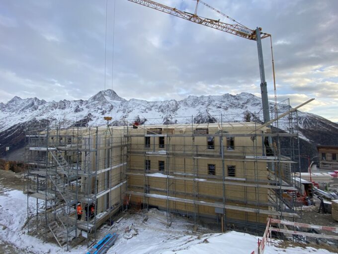 Montage des Aussentreppenhauses. (Foto: Schäfer Holzbautechnik)