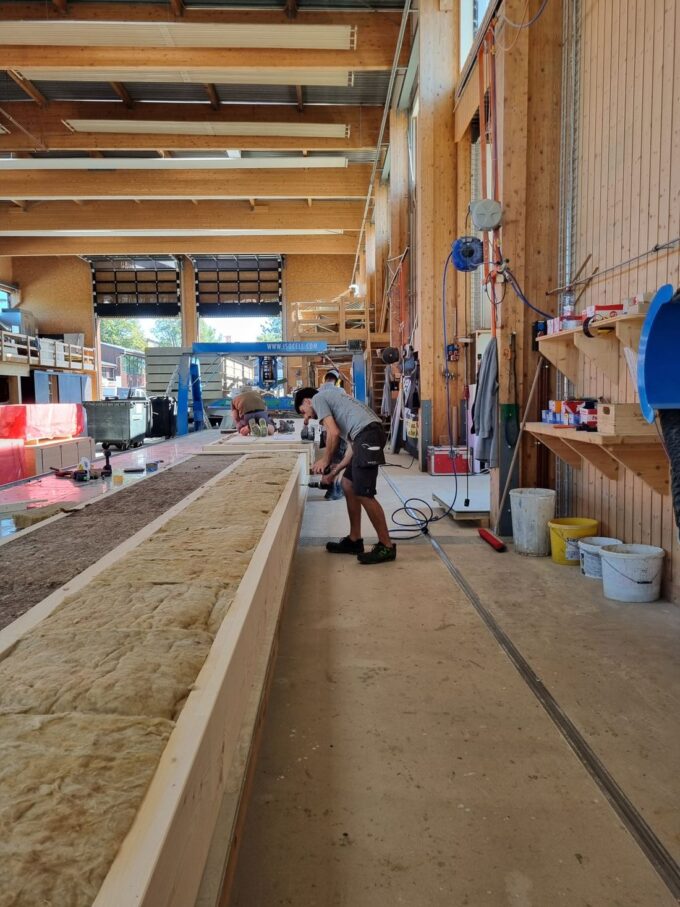 Die benötigten Holzbauelemente für Wände und Decken werden bei Schäfer Holzbautechnik in Dottikon (AG) gefertigt.