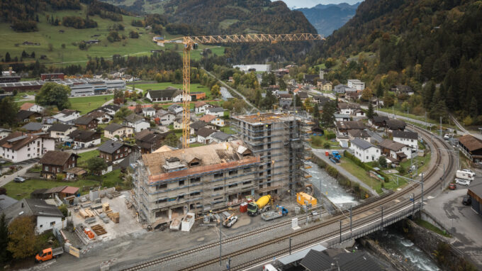 Die Mühle Grüsch im Oktober 2024: Parallel zum Neubau des Turms wurde das Hauptgebäude saniert, umgebaut und erweitert. (Foto: Daniel Ammann)