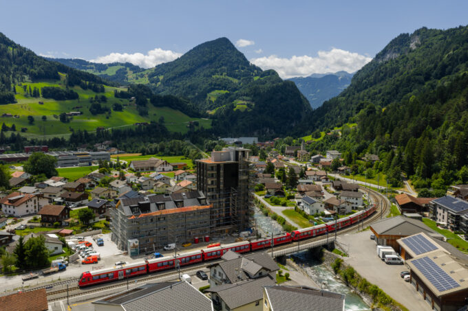 Photovoltaik kam sowohl auf dem Dach des Hauptgebäudes, wie auch an der Fassade des Neubaus zum Einsatz. (Foto: Daniel Ammann)