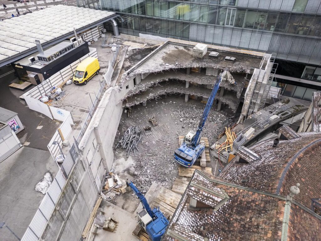 Die Betonwand wird durch eine Glasfront ersetzt. Dei diesem Vorhaben muss die Statik verstärkt werden. da sich darunter die neue Personenunterführung befindet. (Foto: sbb)