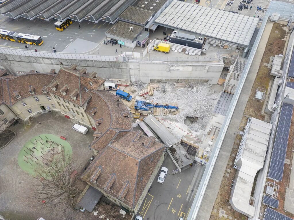 Die geplante Glasfront beim Gleis 1 befindet sich mehrheitlich direkt über der neu entstehenden Unterführung und muss grossen Belastungen standhalten. (Foto: sbb)