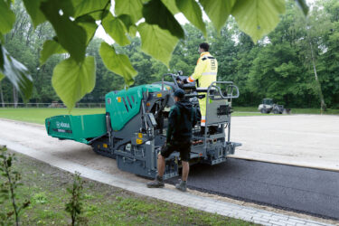 Der neue Mini-Fertiger Super 800-5 P von Vögele bietet bessere Sicht, mehr Ordnung, mehr Komfort. (Foto: pd)