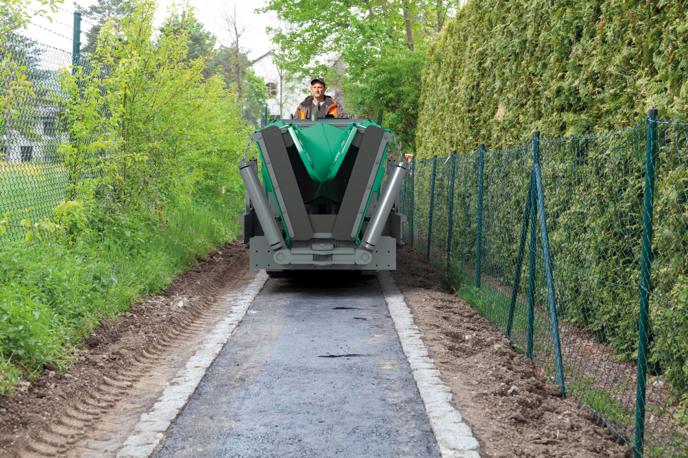Zweifach faltbar: Der Materialbehälter des Mini-Fertigers erlaubt dem Bediener eine uneingeschränkte Sicht. (Foto: pd)