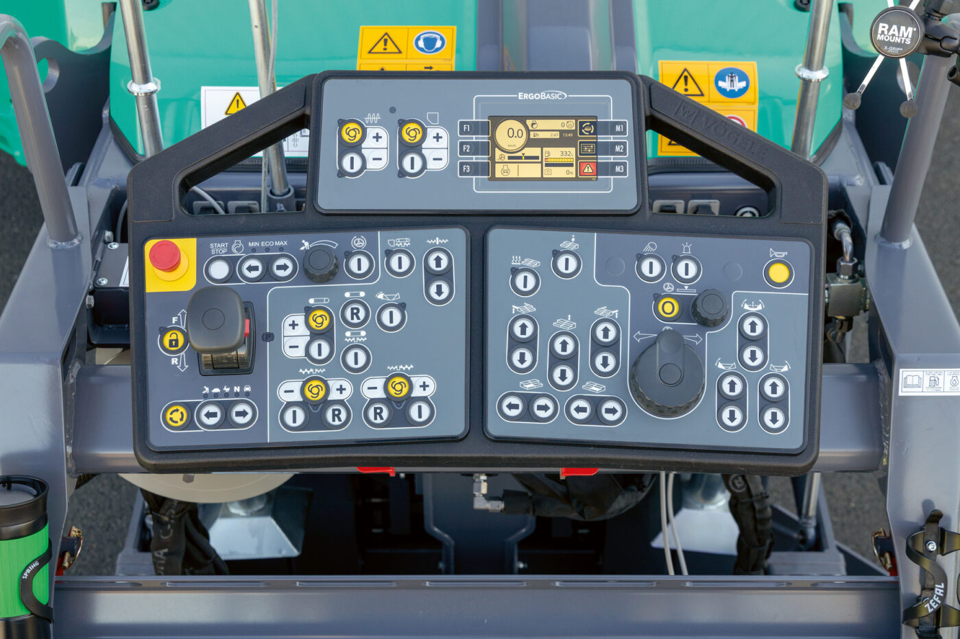 Neues Bedienkonzept Ergo Basic 5: Erstmals integriert die Fahrerbedienkonsole eine Anzeige, über die alle Betriebsdaten der Maschine eingesehen werden können. (Foto: pd)