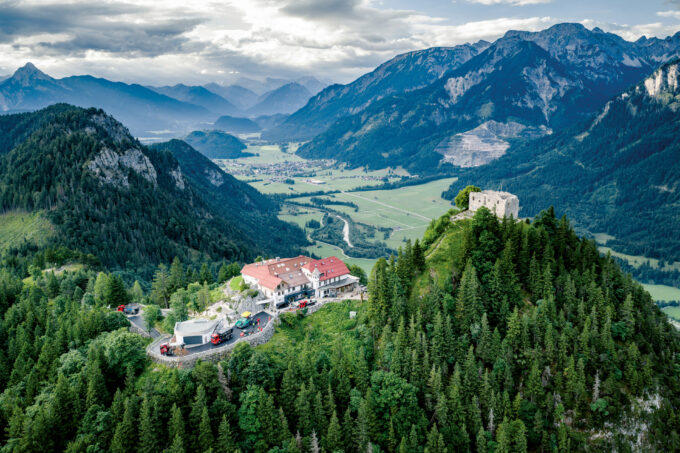 Im Allgäu wurde die Serpentinenstrasse zur Burgruine Falkenstein mit einem Fertiger und zwei Walzen erfolgreich erneuert. (Foto: pd)