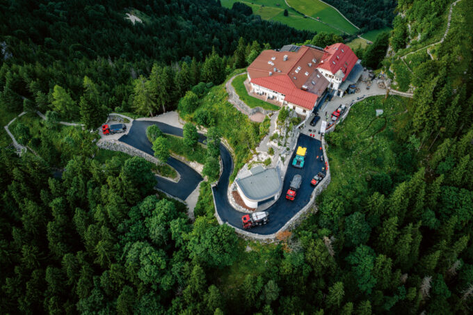 Spitzkehren und steile Anstiege kennzeichnen die schmale Strasse zur Burgruine Falkenstein mit dem benachbarten Gourmethotel. (Foto: pd)