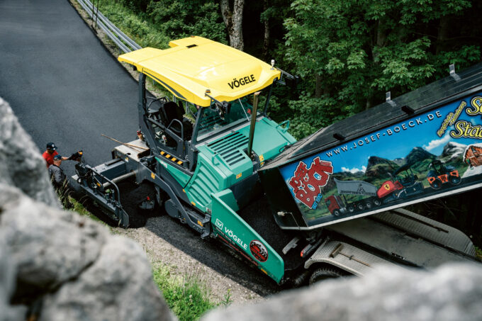 Der Strassenfertiger musste absolut präzise durch die enge Serpentine gesteuert werden, um ein optimales Ergebnis zu erhalten. (Foto: pd)