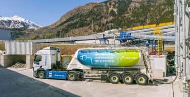 Dank dem Einsatz von E-Lastwagen zur Belieferung der Baustelle Gotthard Süd in Airolo (TI) können pro Fahrzeug jährlich 80 Tonnen CO2 vermieden verden. (Foto: Holcim)