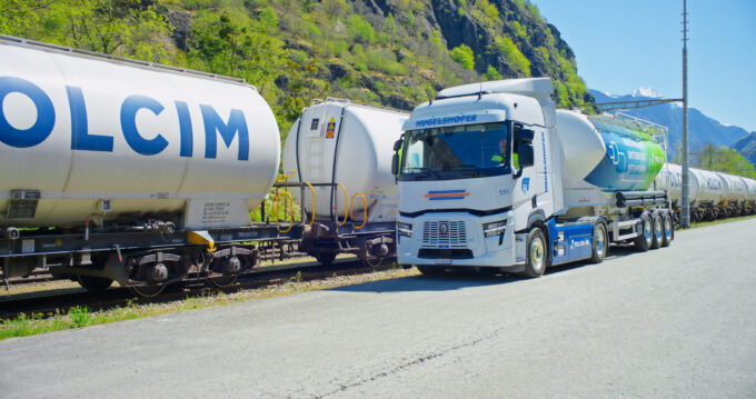 150'000 Tonnen Zement gelangen mit der Bahn bis zum Umschlagplatz, wo sie mit E-Lastwagen weiter transportiert werden. (Foto: Holcim)