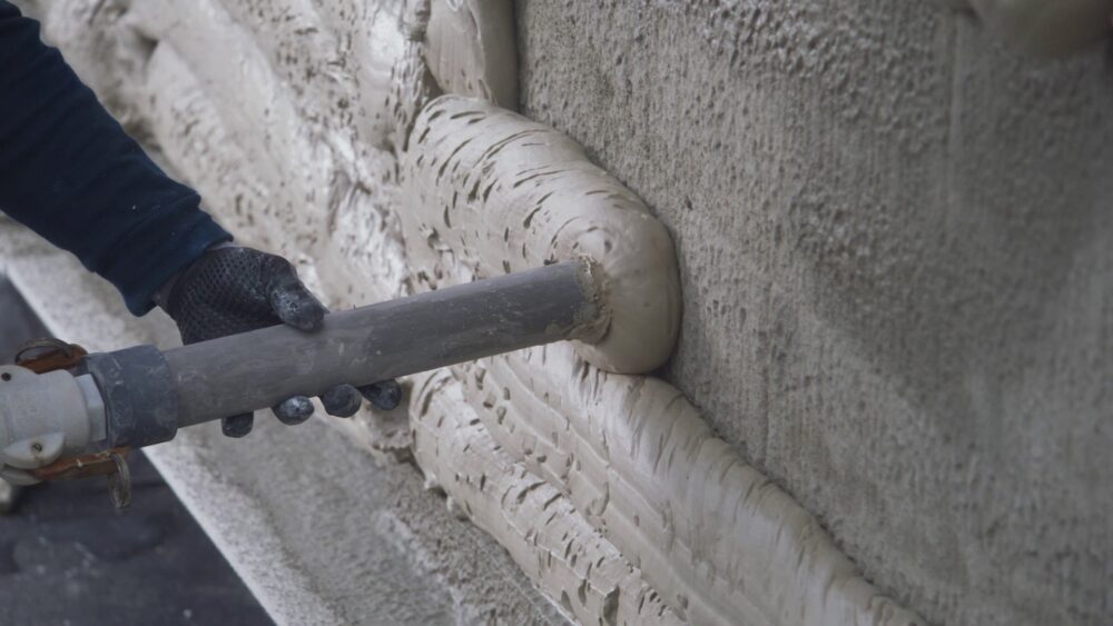 Der mineralische Schaum wird direkt auf die Wand gespritzt. (Foto: pd)