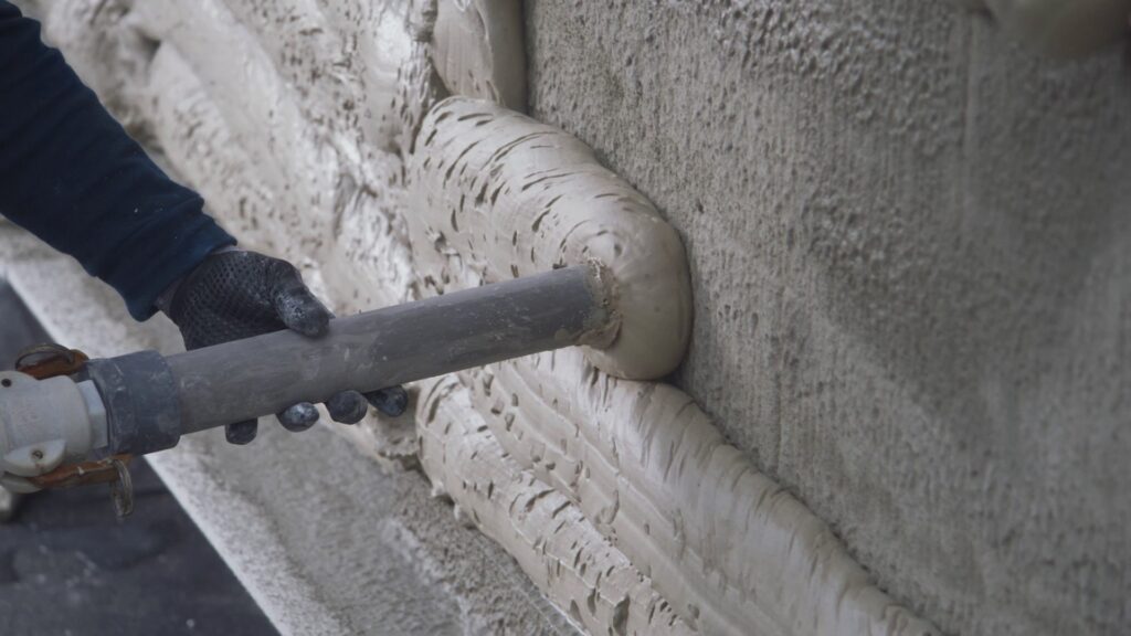 Der mineralische Schaum wird direkt auf die Wand gespritzt. (Foto: pd)