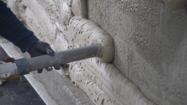 Der mineralische Schaum wird direkt auf die Wand gespritzt. (Foto: pd)