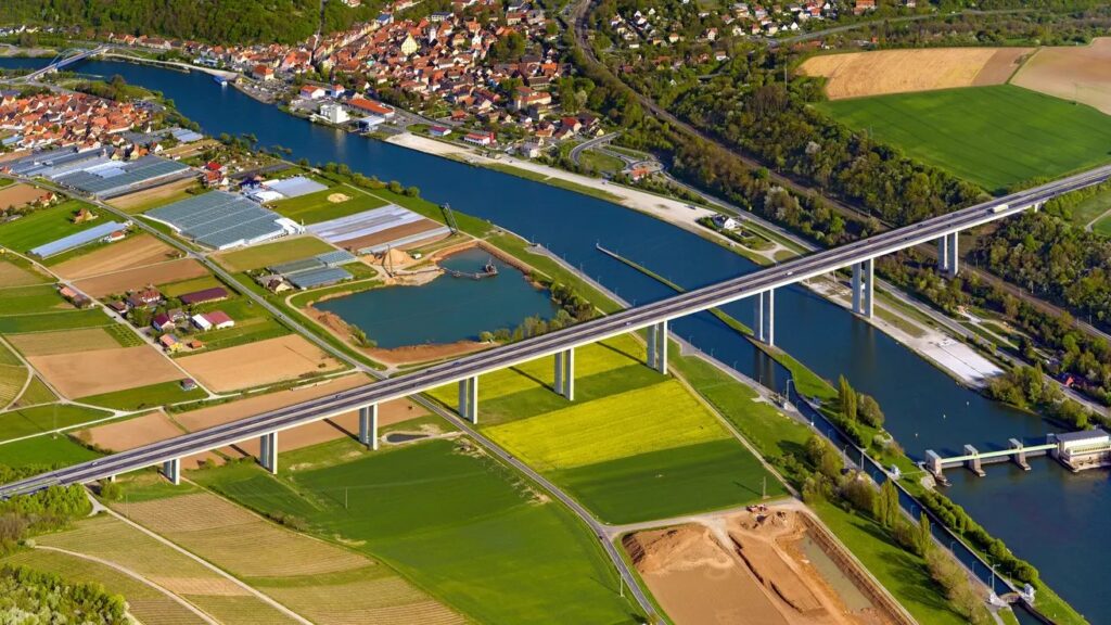 Der Ersatzneubau der Mainbrücke Marktbreit (D).