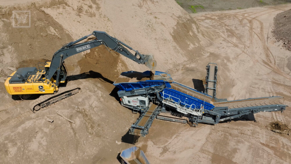 Die mobile Grobstücksiebanlage MSS 802 EVO kommt vor allem bei der Aufbereitung von Humus und Kies zum Einsatz. (Foto: pd)