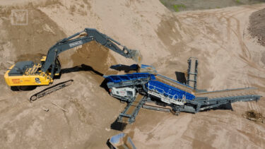 Die mobile Grobstücksiebanlage MSS 802 EVO kommt vor allem bei der Aufbereitung von Humus und Kies zum Einsatz. (Foto: pd)