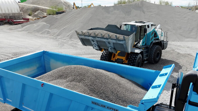 In einem Kieswerk bei München belädt der mit Wasserstoff betriebene Radlader einen H2-Lastwagen. (Foto: pd)