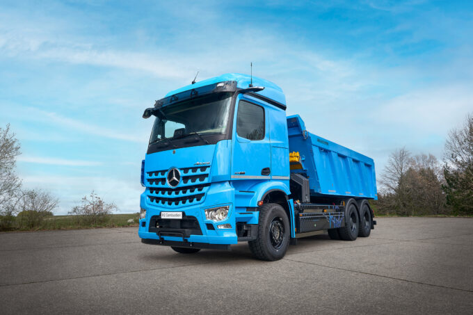 Beim Testeinsatz ist auch ein wasserstoffbetriebener Entwicklungsträger auf Basis des Mercedes-Benz Arocs von Daimler Truck im Einsatz. (Foto: pd)