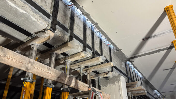 Ansicht von Unten auf den Hauptträger mit Klebebewehrungen bestehend aus CFK-Lamellen und gefalteten Carbon-Gelegen.