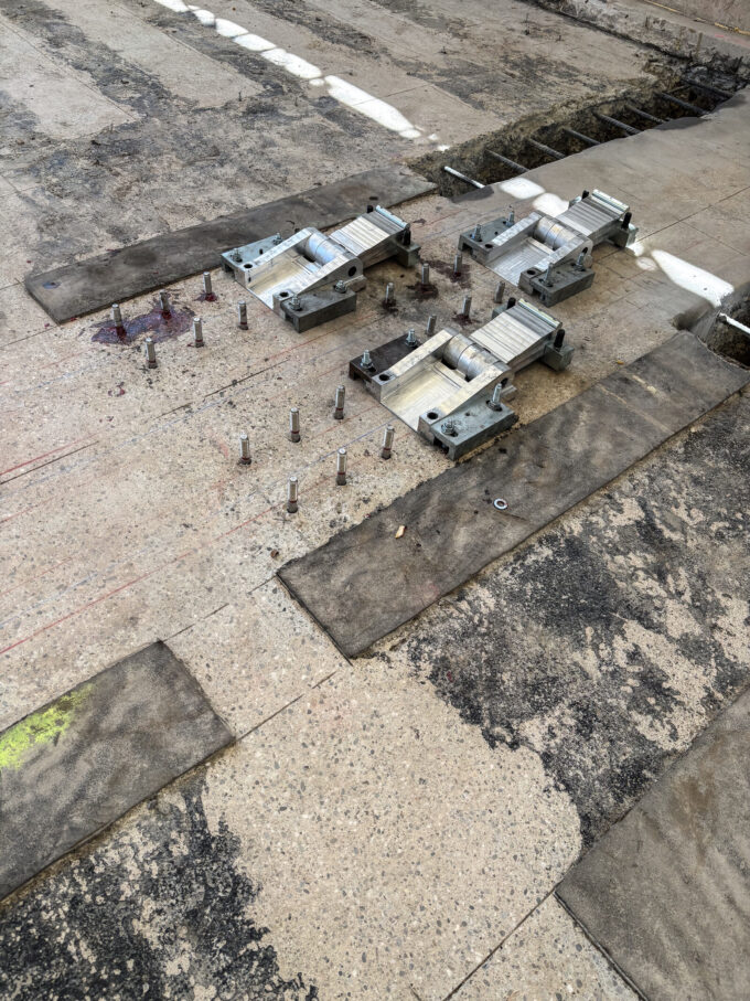 Befestigung der Verankerungen und Klemmen für die vorgespannten Lamellen.