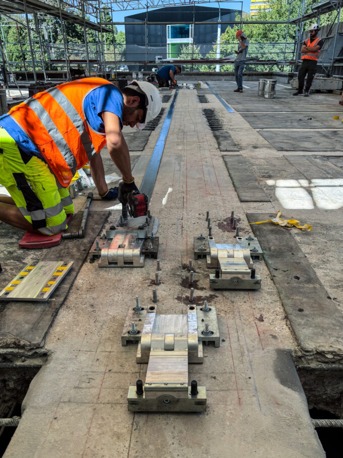 Die Spezialisten von S&P bauten die vorgespannten Lamellen ein.