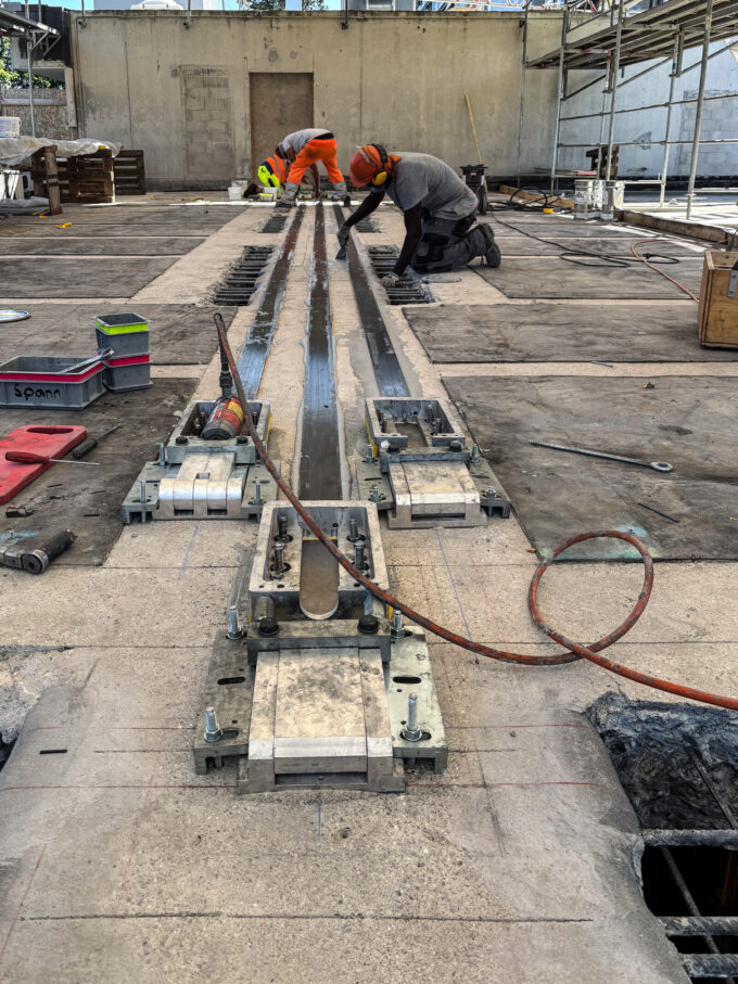 Ein Hydraulikzylinder bringt die CFK-Lamellen auf Spannung.