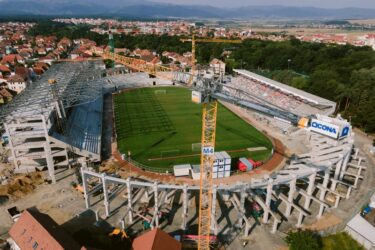 Ein Flat-Top Kran 340 EC-B 16 bei der Modernisierung des Stadions von Sibiu (RU). (Foto: pd)