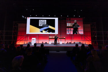 Der Schweizer Preis für Putz und Farbe wurde 2026 erstmals im Rahmen der Swissbau in Basel verliehen. (Foto: pd)