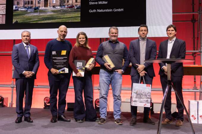 Die Preisträger des Goldpreises in der Kategorie Fassadengestaltung mit SMGV-Präsident Mario Freda (1.v.l.) und Andreas Bubenhofer (6 v.l.). (Foto: pd)