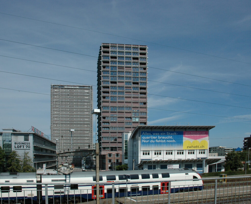 Das Hochhaus H1 auf dem Zwhatt-Areal in Regensdorf (ZH). (Foto: Lignum)